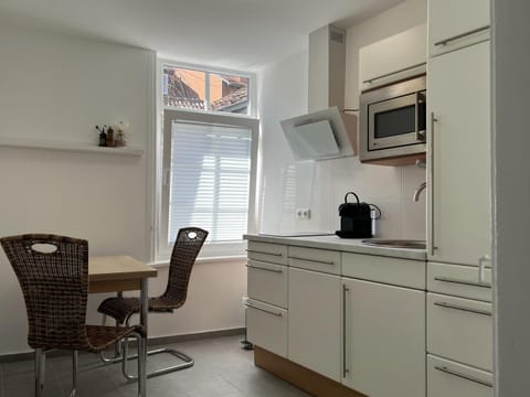 Kitchen or kitchenette, Dining area, minibar