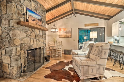 Luxury Highlands Cottage with Deck and Fireplace! Casa in Highlands