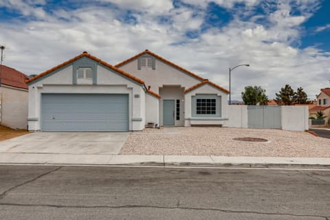 Luxurious House With A Pool, Spa, and Patio, Sleeps 6 Comfortably Casa in North Las Vegas