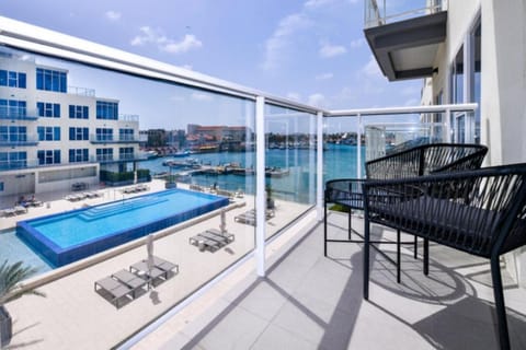 Stylish luxury condo, central location, ocean view, pool, gym Eigentumswohnung in Oranjestad