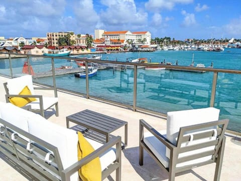 Stylish luxury condo, central location, ocean view, pool, gym Copropriété in Oranjestad