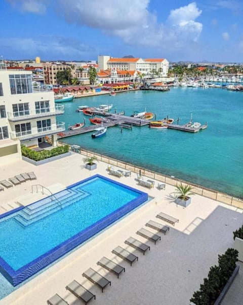 Stylish luxury condo, central location, ocean view, pool, gym Condominio in Oranjestad