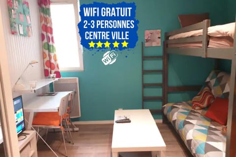 Bed, TV and multimedia, Photo of the whole room, Seating area, Dining area, Bedroom, bunk bed, concierge, hair dresser