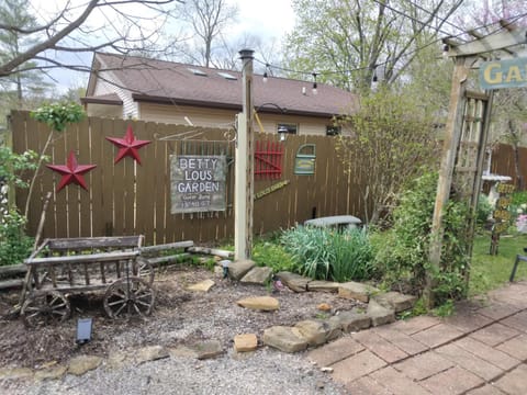 Betty Lous Garden Bed and Breakfast in Indiana