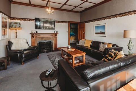 Timata Ora Sleeps 14 Villa in New Plymouth