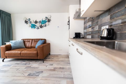 Coffee/tea facilities, Kitchen or kitchenette, Seating area