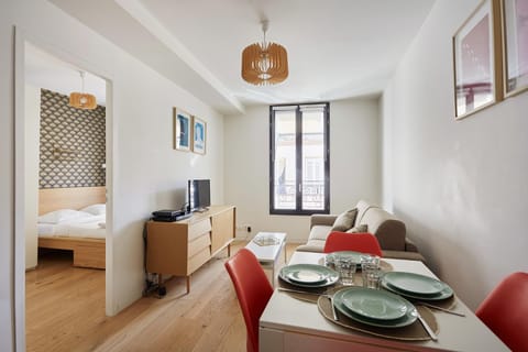 Communal lounge/ TV room, TV and multimedia, Living room, Seating area, Dining area