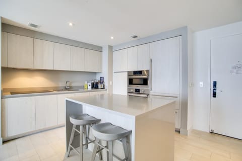 Upscale Condo with Pool Access in Hyde Beach House! Apartment in Hollywood Beach