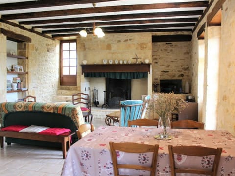 Maison de charme avec terrasse, animaux acceptés - FR-1-616-185 House in Montignac