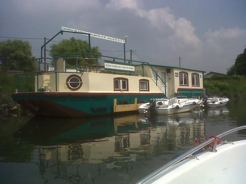 Gîte Fluvial de La Baie de Somme Le Lihoury Docked boat in Hauts-de-France