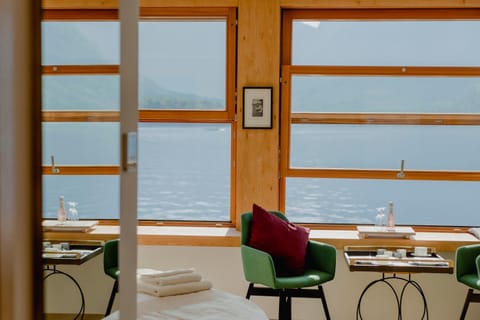 Photo of the whole room, Lake view