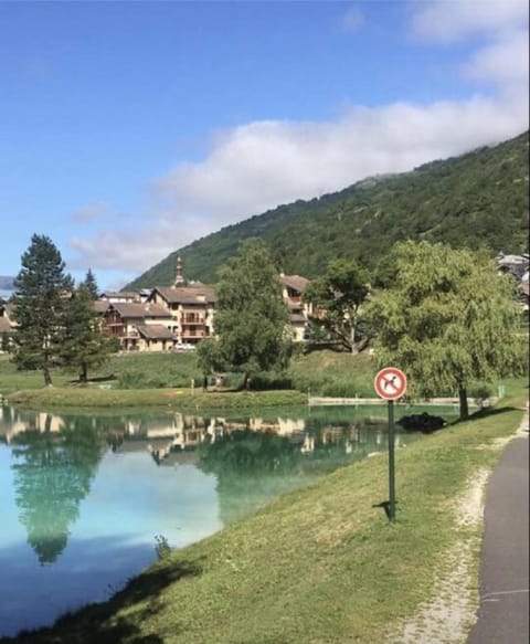 Très bel appartement face au lac de Bozel Condo in Saint-Bon-Tarentaise