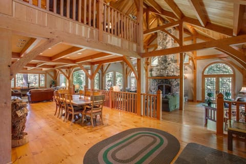 Snowgrass Lodge - River, Mountain Views & Hot tub Chalet in Leavenworth