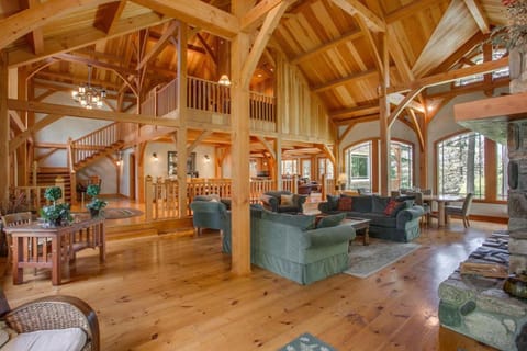 Snowgrass Lodge - River, Mountain Views & Hot tub Chalet in Leavenworth