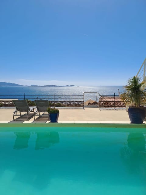 LES SUITES LOVE 1 SPA VUE MER PISCINe Bed and Breakfast in Marseille