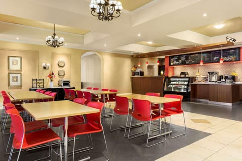 Restaurant/places to eat, Dining area, On site, Breakfast