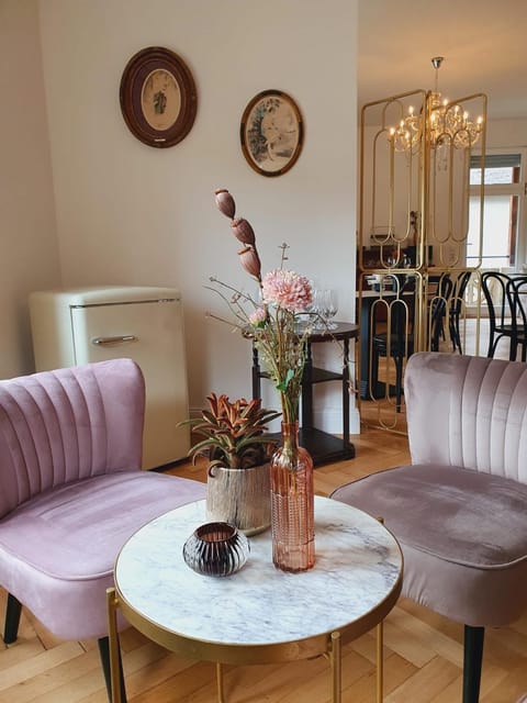 Communal lounge/ TV room, Library, Lounge or bar