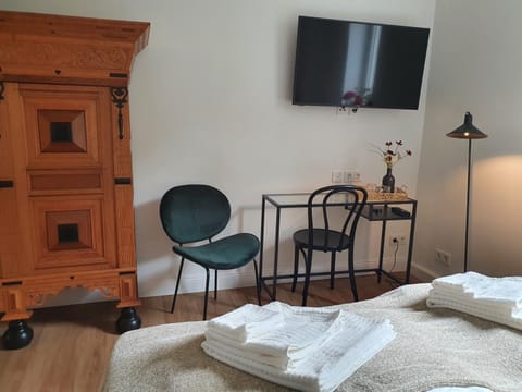 Photo of the whole room, Seating area