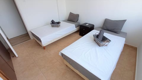 5 min to the Beach Holiday Shared Apartment incl NETFLIX - private ROOM in 3 bdr Apt Condo in Larnaca