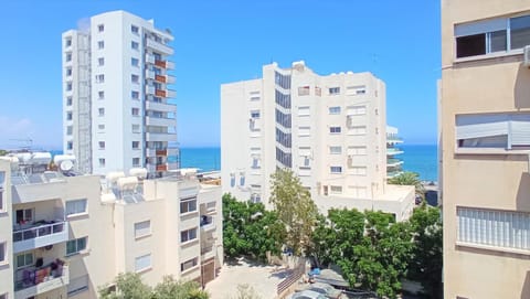 5 min to the Beach Holiday Shared Apartment incl NETFLIX - private ROOM in 3 bdr Apt Apartment in Larnaca