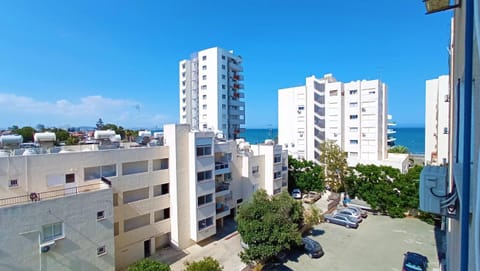 5 min to the Beach Holiday Shared Apartment incl NETFLIX - private ROOM in 3 bdr Apt Condo in Larnaca