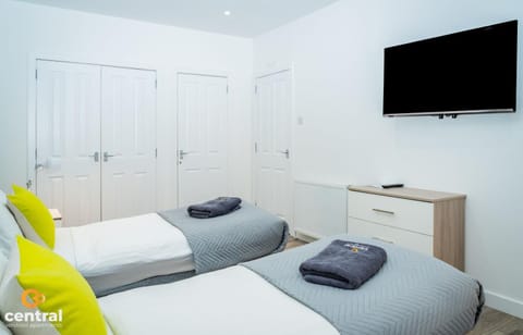 Bed, TV and multimedia, Bedroom, wardrobe