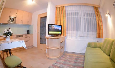 Communal lounge/ TV room, Kitchen or kitchenette, Living room, Seating area, Dining area