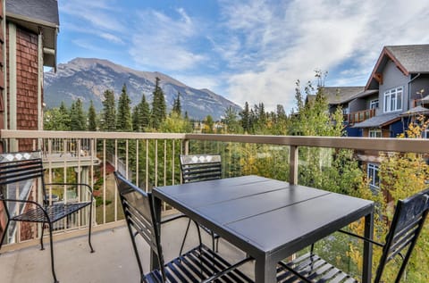 Fenwick Vacation Rentals- CHARMING 1 Bdrm plus loft with VIEWS Apartment in Canmore