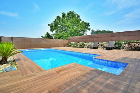 Property building, Off site, Garden, Garden view, Pool view, Swimming pool, sunbed