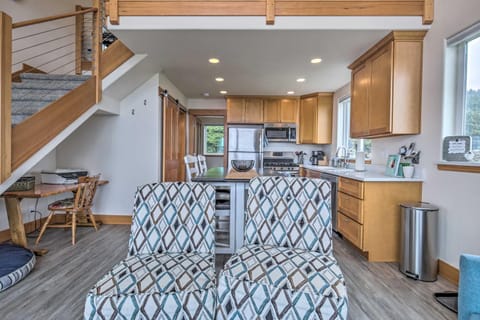 Walk to Beach! Chic Yachats Gem with Private Balcony House in Oregon