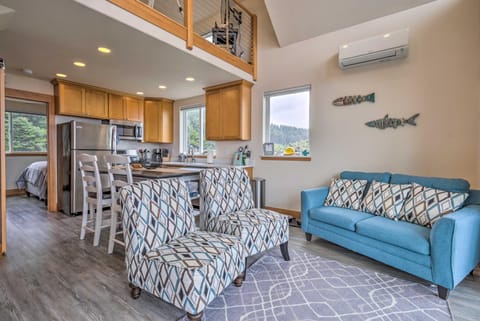 Walk to Beach! Chic Yachats Gem with Private Balcony House in Oregon