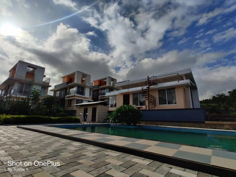 ROYAL MEADOWS IGATPURI 2BHK POOLSIDE VILLA Chalet in Igatpuri