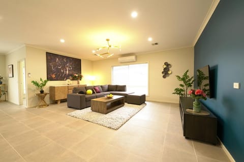 TV and multimedia, Living room, Seating area, air conditioner