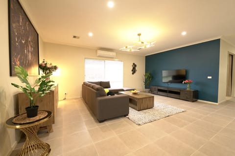 TV and multimedia, Living room, Seating area, air conditioner