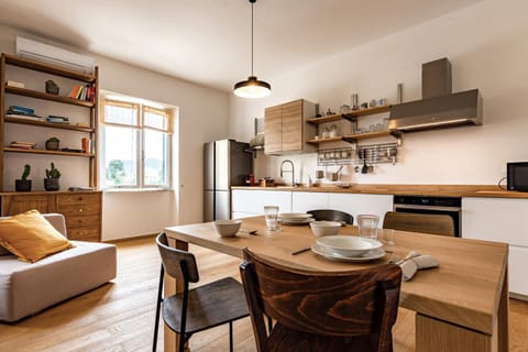 Kitchen or kitchenette, Dining area