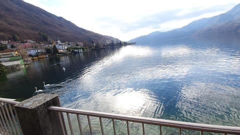 Balcony/Terrace, Lake view, Mountain view