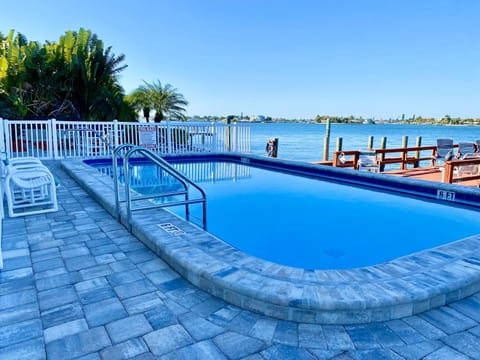 107-Dog Friendly-Waterfront-Walk to beach Condo in Treasure Island