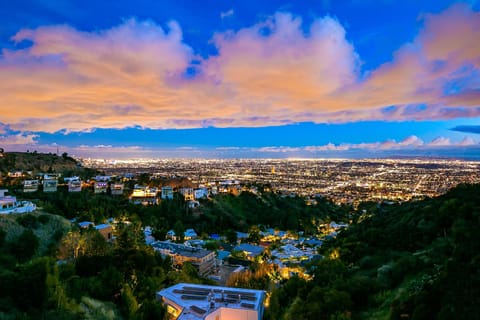 Hollywood Hills Modern Sanctuary–Jaw Dropping View Villa in Beverly Hills