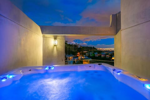 Hollywood Hills Modern Sanctuary–Jaw Dropping View Villa in Beverly Hills