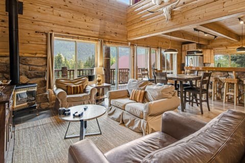 Log Cabin Luxury House in Snoqualmie Pass