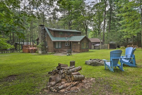 Tafton Cottage with Fire Pit and Grill Steps to Lake! Casa in Lake Wallenpaupack
