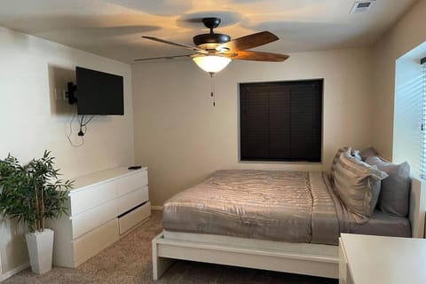 2 Master Suites/3 King Beds/4 Bath/Mins to Airport Villa in Colorado Springs