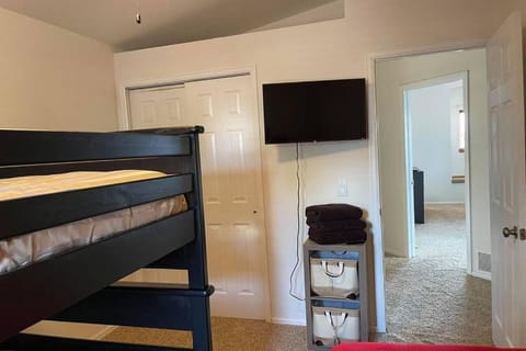 2 Master Suites/3 King Beds/4 Bath/Mins to Airport Villa in Colorado Springs