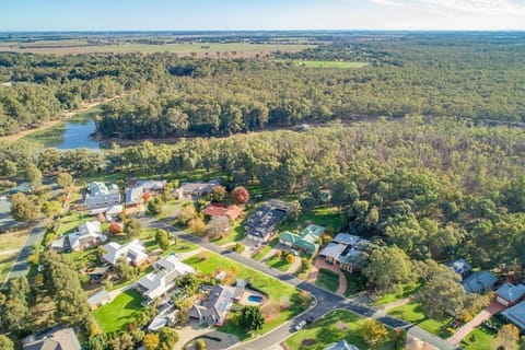 Elements - Echuca Holiday Homes House in Echuca