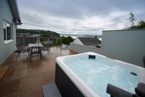 Lloret- Modern retreat with Castle views and private Hot Tub House in Laugharne