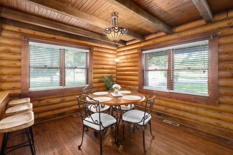 Campbell Log Cabin! Historic Charm, Modern Luxury Haus in Clarksville