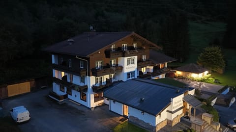Pension Baranekhof - closest to the Kitzsteinhorn Ski Resort Hotel in Piesendorf