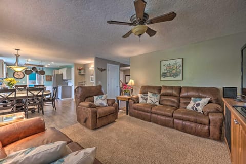 Idyllic Nampa Family Home with Hot Tub and Fire Pit! Casa in Nampa