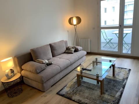 Très bel appartement T2 de standing entièrement meublé à 5 min à pied du centre. Condominio in Divonne-les-Bains