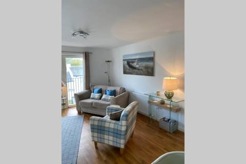 Riverside View Apartment in Balloch, Loch Lomond Condo in Balloch Road